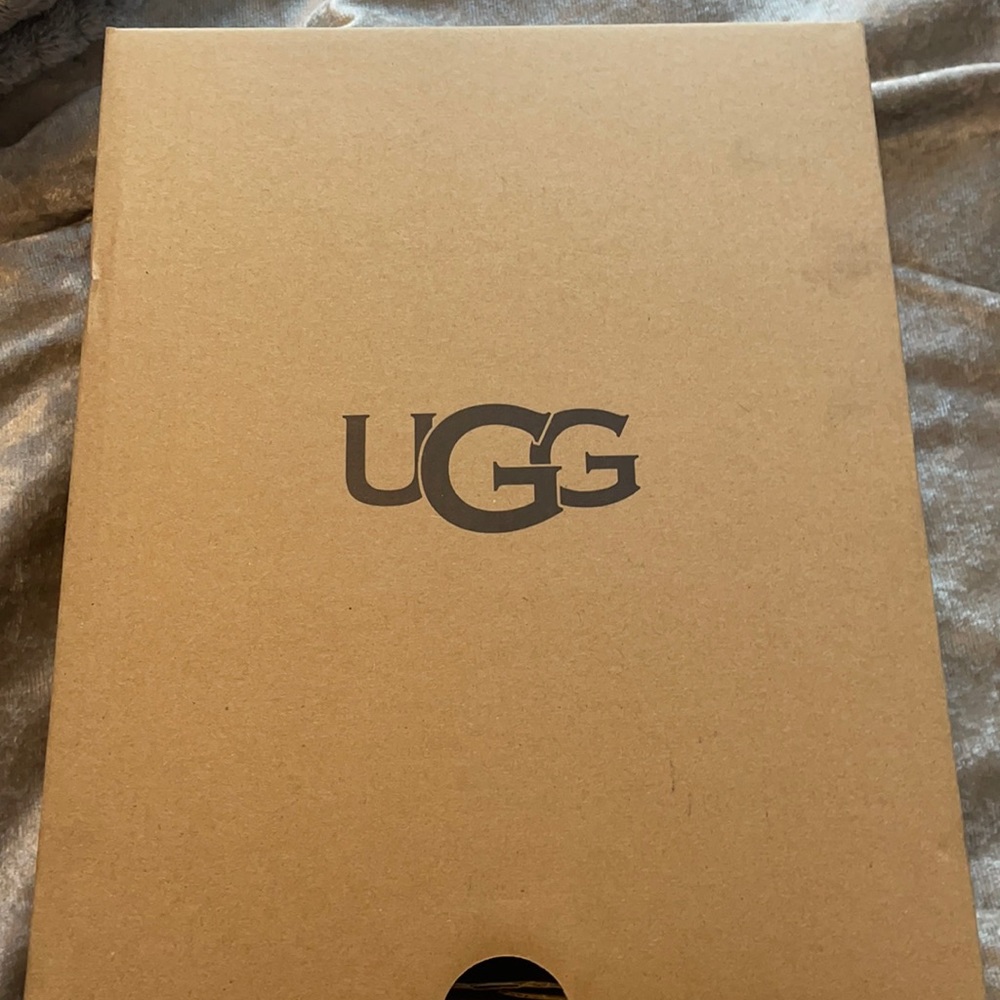 BRAND NEW KIDS SIZE 4 NEUMEL UGGS